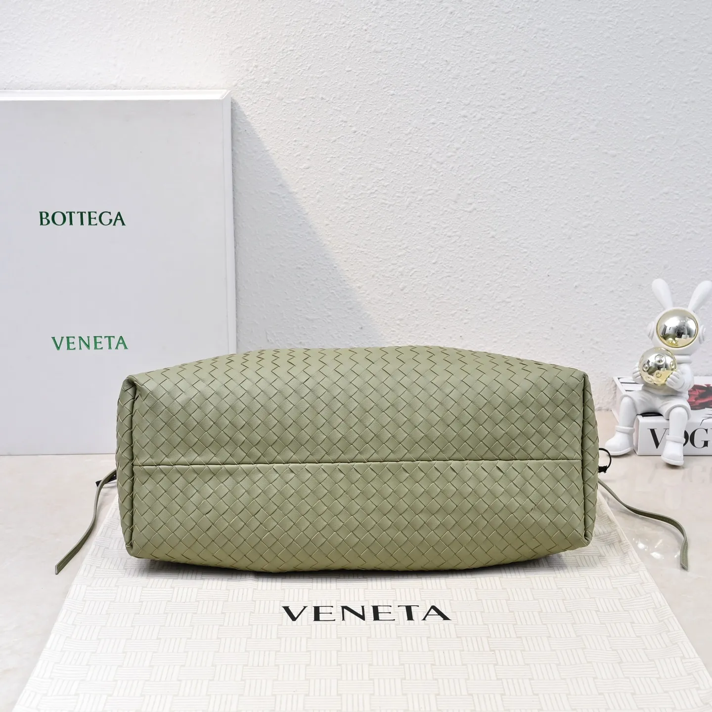 Batch 2360 Bv 2025 early spring series Pinacoteca medium tote handbag. The front is made of classic Intreccia woven cow leather. It is low-key and luxurious. The flip side is made of warm suede. It instantly switches to a lazy and casual style. It has a large internal capacity. It is no pressure to carry a computer for commuting. It is also thoughtfully matched with a small detachable bag. It is full of security. The woven texture is so delicate that you can't put it down. The highlight is that it is super versatile. Come and get your new bag😝 Model: 7166 Size: 23*43*14.5cm